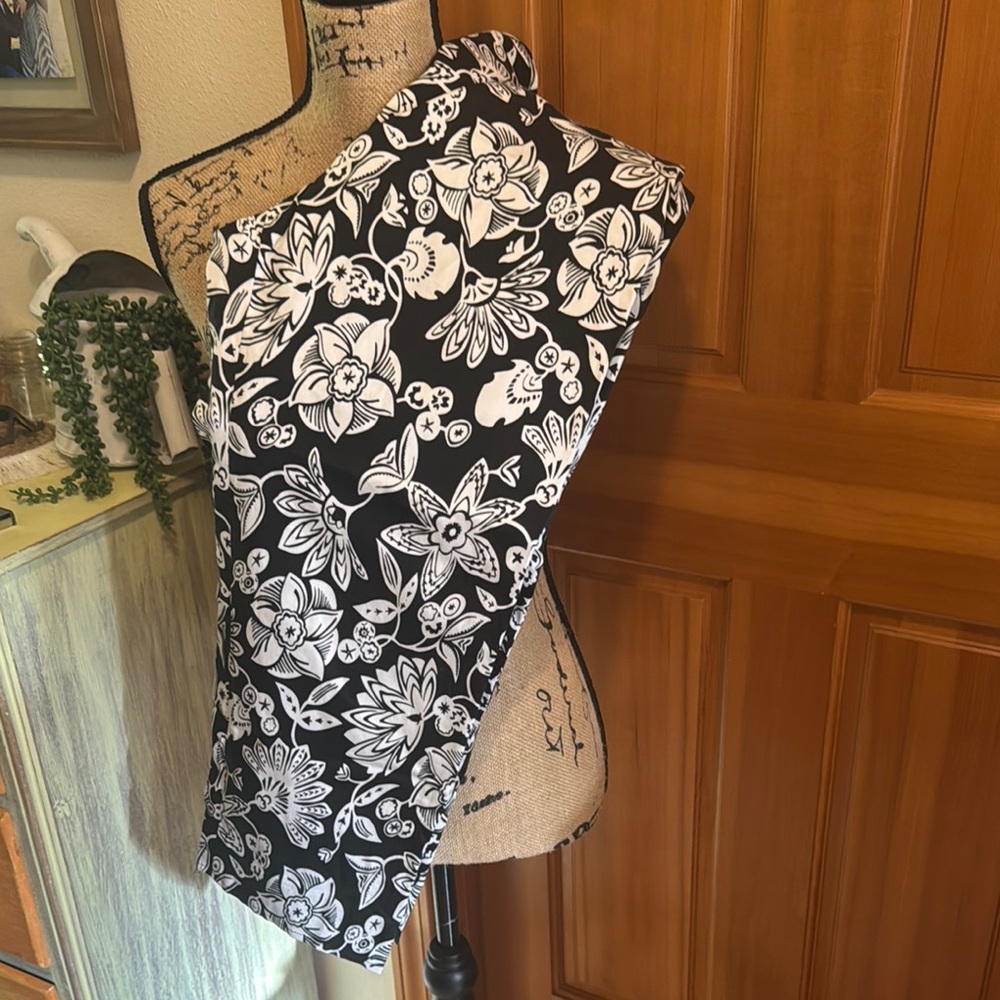 Renfrew Floral Black and White Capri